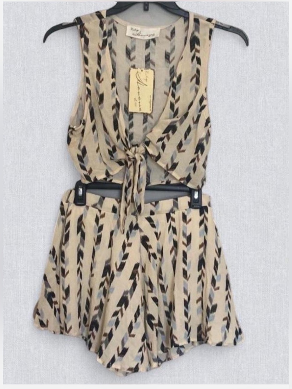 NWT Vintage Havana 2PC
Arrow Stripe Print Tie Front Crop Top & Shorts Set Medium